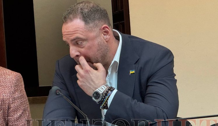 У "гадалки" Єрмака був окремий телефон для спілкування з ним, він писав їй про керівників НАБУ та САП. ВIДЕО