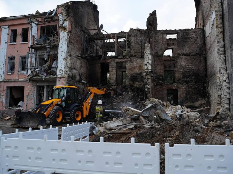 У Миколаєві завершена рятувальна операція: двоє людей загинуло, 18 дістали поранення 04