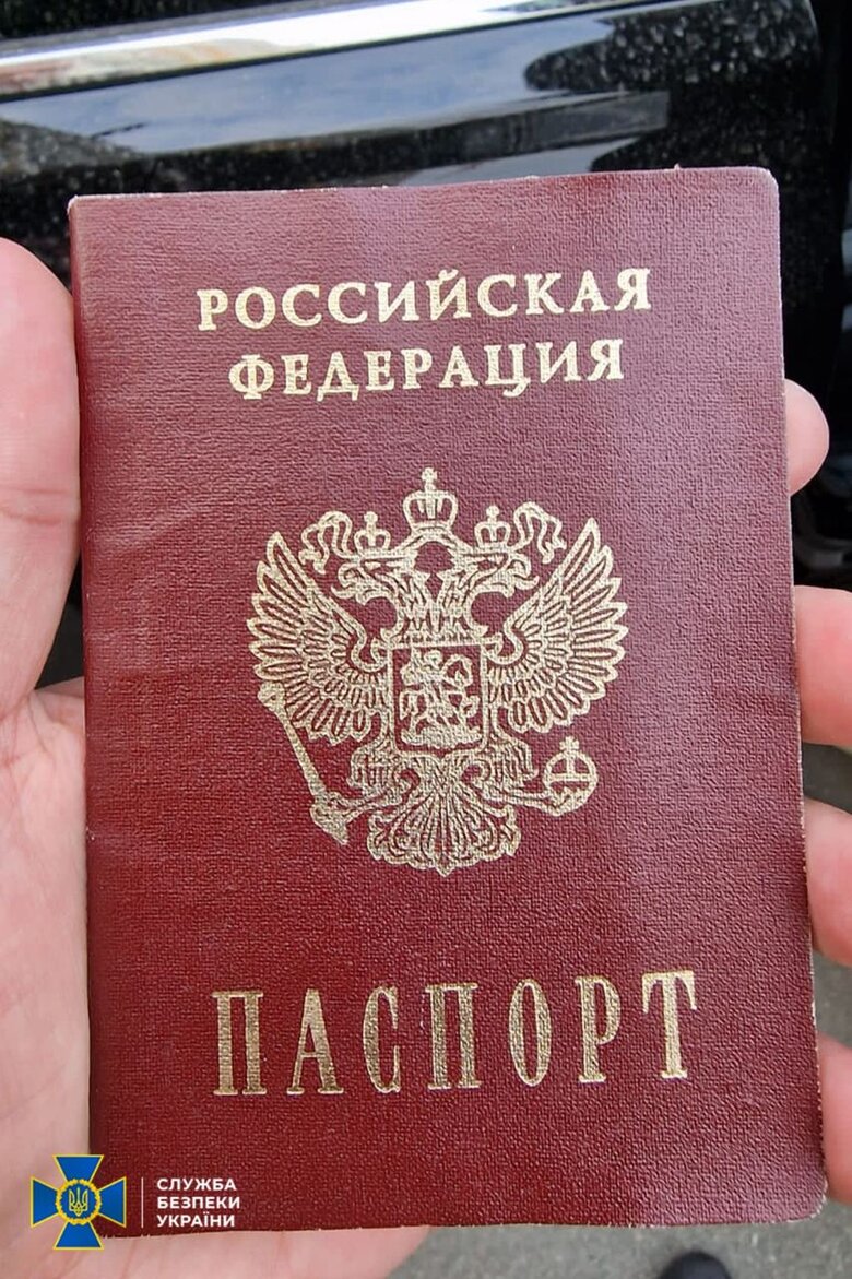 Громадянина РФ, який продавав фіктивні документи для виїзду ухилянтів за кордон, затримали у Києві, - СБУ 04