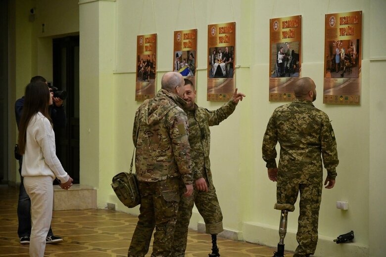Несокрушимая Украина - фотовыставку, посвященную людям с ограниченными физическими возможностями, открыли в Киеве 02