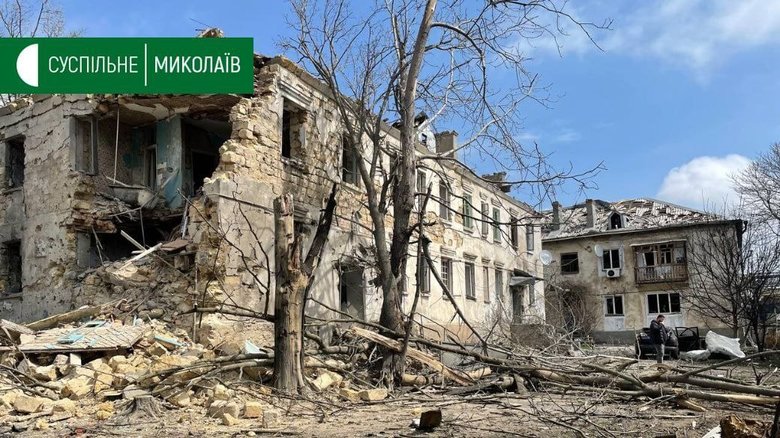 У мережі показали наслідки ворожих обстрілів житлових кварталів та дитячих майданчиків Миколаєва 01 У мережі показали наслідки ворожих обстрілів житлових кварталів та дитячих майданчиків Миколаєва 01