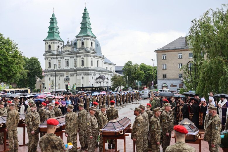 У Тернополі попрощалися із сімома невідомими захисниками України.