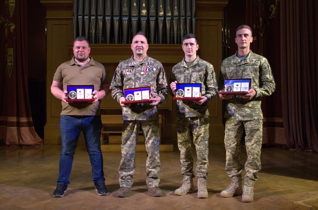 Воїни приїхали отримати орден прямо з окопів під ДАП. Народний Герой України: репортаж із Сум 28 Воїни приїхали отримати орден прямо з окопів під ДАП. Народний Герой України: репортаж із Сум 28