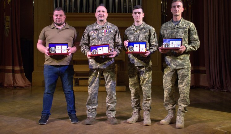 Воїни приїхали отримати орден прямо з окопів під ДАП. "Народний Герой України": репортаж із Сум