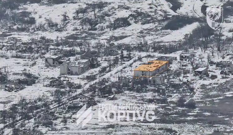 Українська авіація ударила по будівлі в Торському, де ворог накопичував сили для штурмів. ВIДЕО