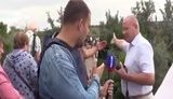 "Да иди ты отсюда, оккупант хренов. Это не нейтральная территория. Это - Украина!" - переселенець із Луганська - пропагандистам РФ на мосту в Станиці Луганській. ВIДЕО