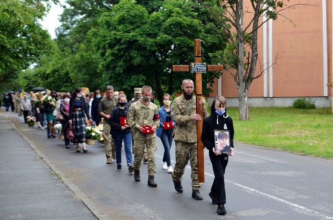 В Івано-Франківській області попрощалися з трагічно загиблою волонтеркою-парамедиком Іриною Шевчишин 08