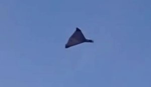 Російський безпілотник "Shahed" летить низько над землею і вибухає у повітрі після атаки українських воїнів. ВIДЕО