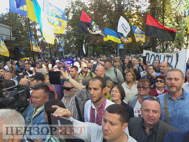 ФСБ+ГПУ=дружба?: активісти пікетують ГПУ проти екстрадиції в РФ Тумгоєва 15
