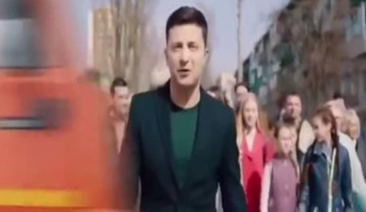 Поліція відкрила провадження через ролик, в якому фура збиває Зеленського