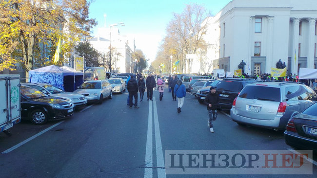 Владельцы евроблях пикетируют Раду с требованием принятия законопроектов, снижающих акциз на растаможку машин: движение по ул. Грушевского заблокировано 01