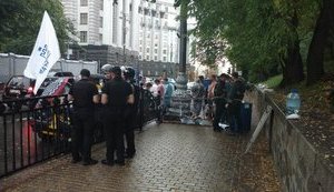 "Воеватели ху#вы", - після засідання ВР під стінами парламенту між рядом нардепів і протестувальниками виникли конфлікти. ВIДЕО
