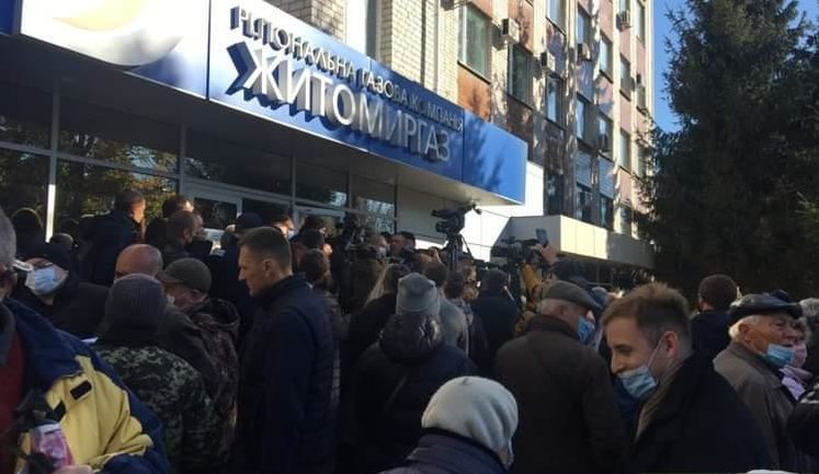 Протестующие против роста тарифа на распределение ворвались в здание "Житомиргаза". ВИДЕО+ФОТОрепортаж