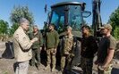 Петро Порошенко привіз допомогу українським воїнам