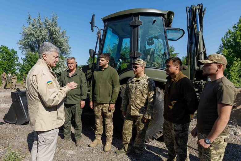 Порошенко передає допомогу Силам оборони