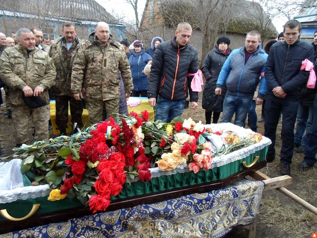 Загиблого на Донбасі воїна Сергія Данілейченка провели в останню путь у Черкаській області 02