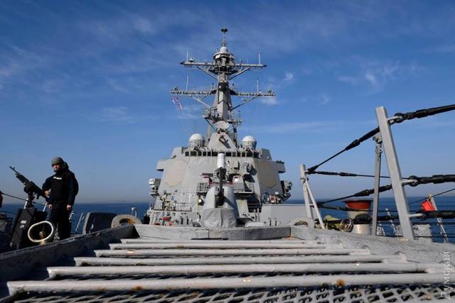 Американский ракетный эсминец вошел в Черное море 02