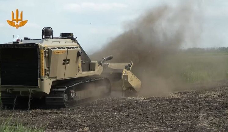 Сапери за допомогою машини механізованого розмінування чистять фермерське поле на деокупованих територіях. ВIДЕО