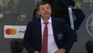 "Наче під "Бояришніком"", - білоруський коментатор про стан російського тренера на хокейному матчі. ВІДЕО