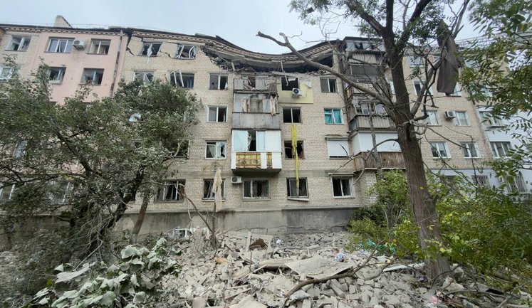 Росія вдарила по Херсону: загинув водій швидкої, серед постраждалих - немовля та 11-річна дівчинка (оновлено). ВІДЕО+ФОТО