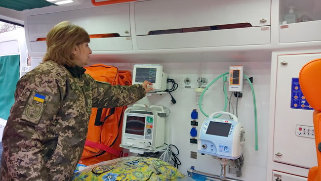 Військові медики в Харкові отримали новий реанімобіль 01