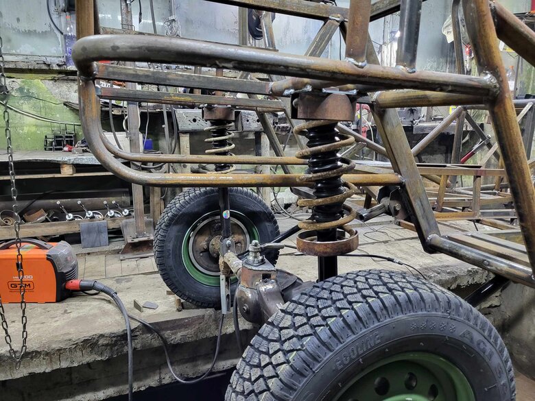 Українським захисникам передали машину типу багі Хижак