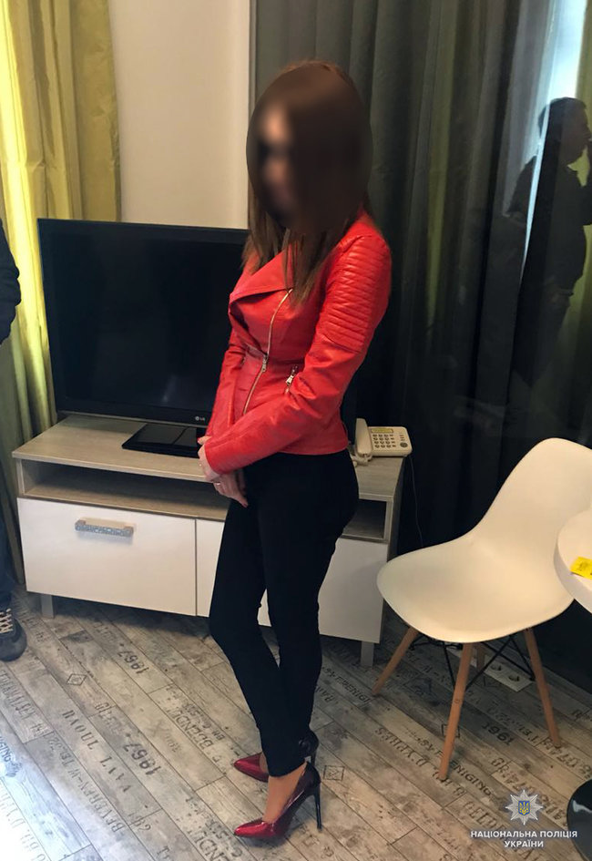 Полиция задержала киевлянок, занимавшихся сутенерством через группы в мессенджерах: Нужна ТОП, инста-girl, обложки, титулы, медийные и т.д. 05