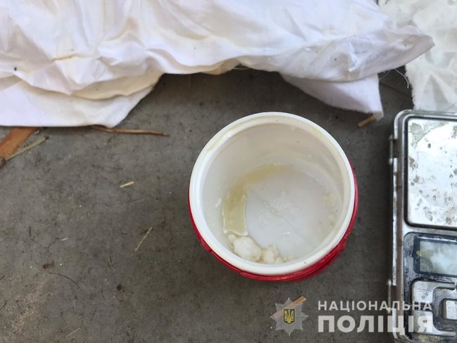 Чоловік облаштував у будинку в Глевасі лабораторію з виготовлення психотропних речовин, - поліція 04