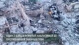 воїн ЗСУ кидає гранату