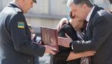Порошенко вручив "Золоту Зірку" Героя України Євгена Пікуса його рідним. ФОТОрепортаж