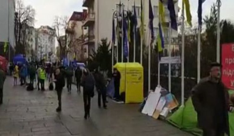 Активісти продовжують стояти під Офісом президента на Банковій. ВIДЕО