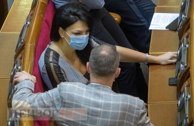 Розповідь Медведчука, обійми від Балоги, нарада у Верещук, дискусія Гетманцева і привітання Разумкова Халимону, - день роботи ВР 1 грудня 05
