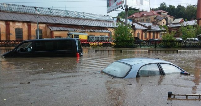 Сильна злива затопила Львів 03