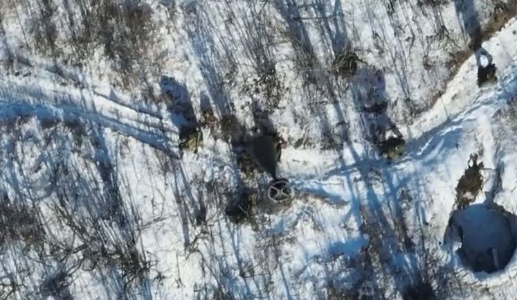 Знищення з дрона групи окупантів міною калібру 82 мм. ВIДЕО