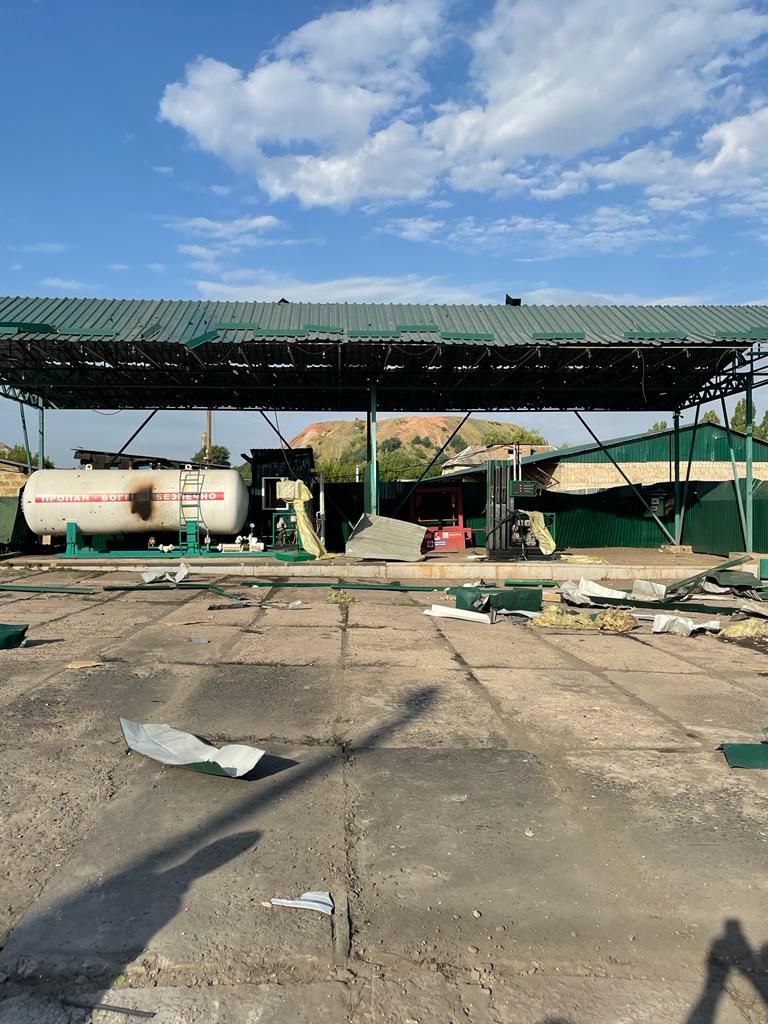 Обстреляли ТЭС, железнодорожную станцию и дома: Последствия ракетных ударов оккупантов по Донецкой области 02