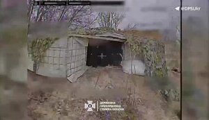 FPV-дрон пограничников залетел прямо в укрытие врага, из-за чего сооружение сложилось, как карточный домик. ВИДЕО