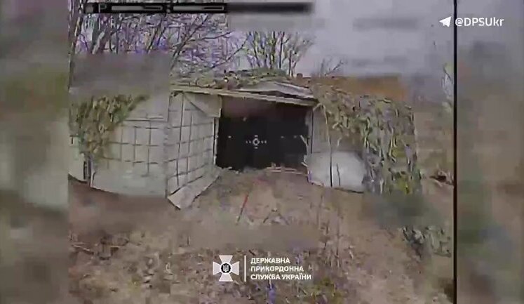 FPV-дрон пограничников залетел прямо в укрытие врага, из-за чего сооружение сложилось, как карточный домик. ВИДЕО