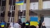 Жители Купянска снова подняли над горсоветом украинский флаг. ВIДЕО