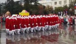 "Равняйсь! Смирно! Кругом! Вольно", - оккупанты устроили в Ялте парад Дедов Морозов. ВИДЕО