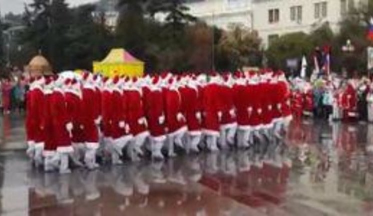 "Равняйсь! Смирно! Кругом! Вольно", - оккупанты устроили в Ялте парад Дедов Морозов. ВИДЕО