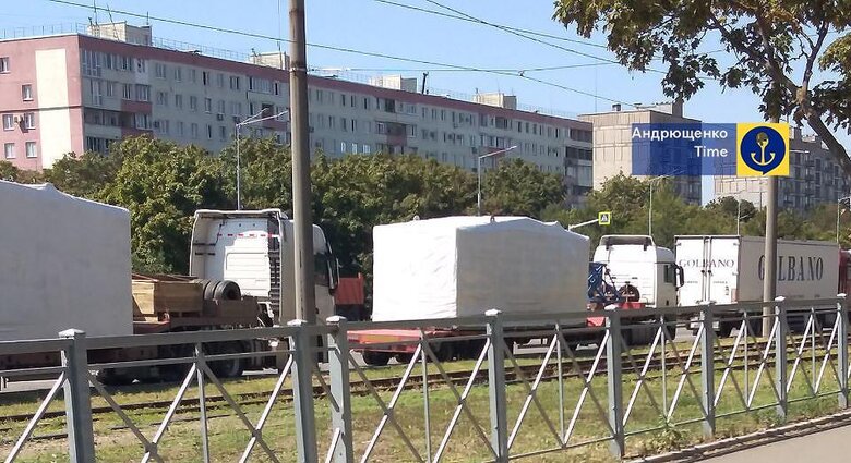 Росіяни перекидають техніку через Маріуполь, накриваючи її тентами