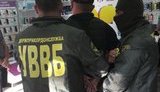 У Чернівецькій області затримали прикордонника, який одержав 500 євро хабаря за сприяння контрабанді сигарет до Румунії, - Держприкордонслужба. ФОТО