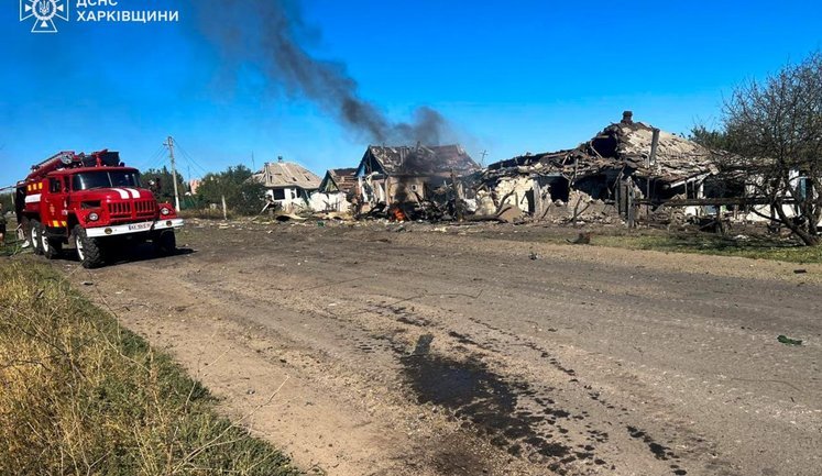 Унаслідок авіабомбардування ворогом Грушівки на Харківщині поранено двох жінок. ФОТОрепортаж