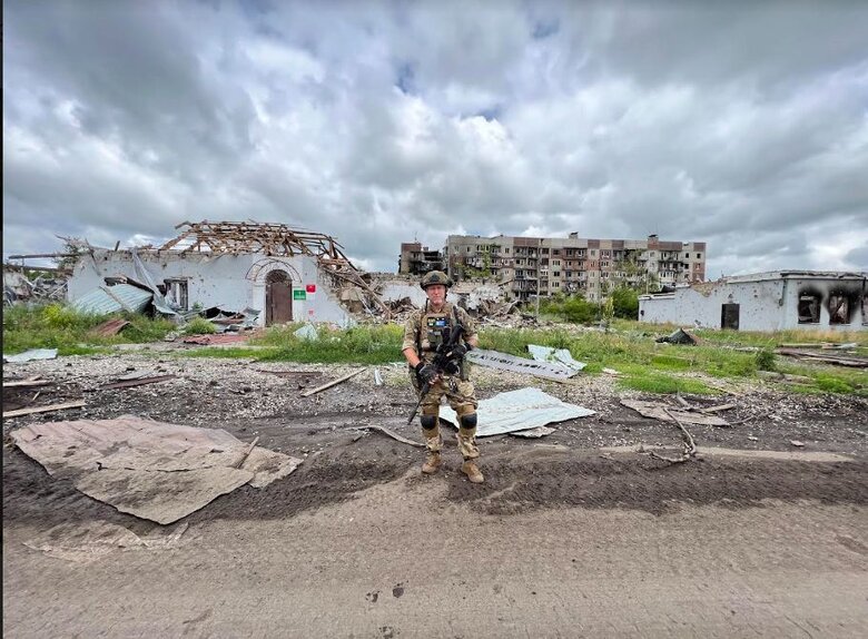 Парамедик-водій Саід Ісмагілов: Москалі, на жаль, все позаміновували. Тому під час наступу стає більше мінних травм. Солдат наступає на протипіхотну міну, відривається частина ноги… 10