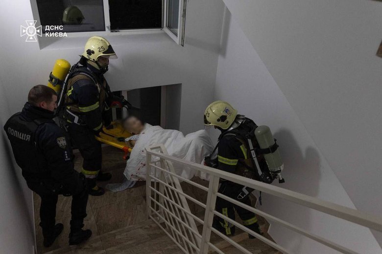 Нічна атака РФ на Київ: в Оболоні загорівся медзаклад, є загиблий