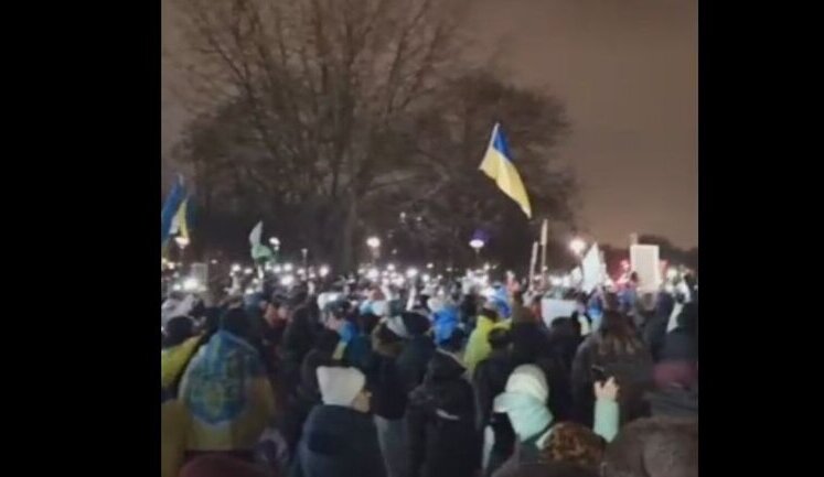 У центрі Берліну почався мітинг з вимогою надати Україні танки. ВIДЕО