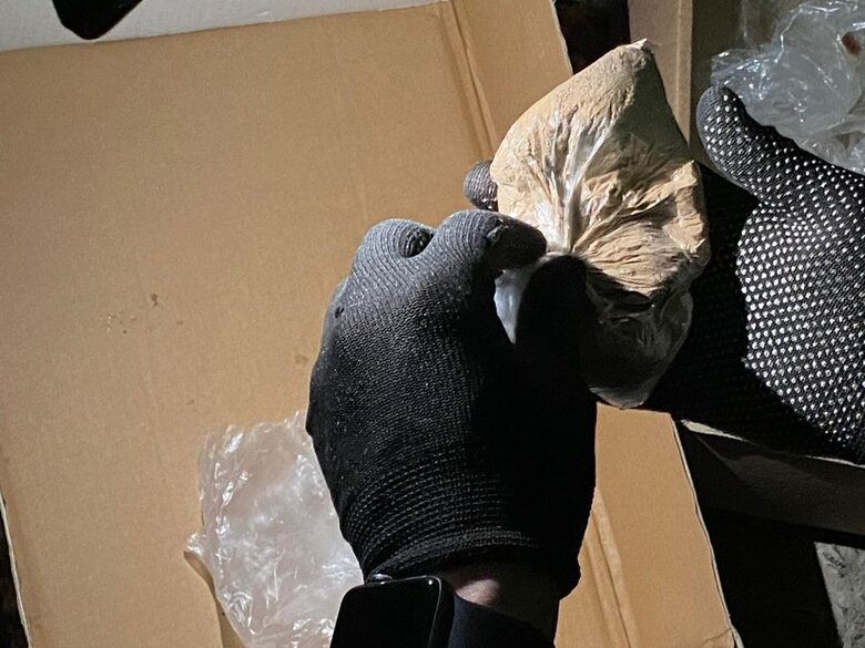 Двое граждан Румынии переправляли через Одессу в ЕС героин в контейнерах с финиками. Их задержали 07