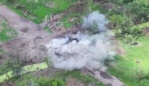 Пілот МіГ-29 Повітряних сил ЗСУ влучає авіабомбою у міст поблизу Юнаківки на Сумщині. ВIДЕО