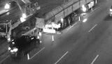 Легковой автомобиль Audi на полном ходу протаранил грузовик на Окружной дороге в Киеве. ВИДЕО камер наблюдения