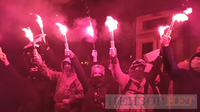 Фаєри, феєрверки і розбите скло, - під Офісом Президента відбулася акція на підтримку Стерненка 06 Фаєри, феєрверки і розбите скло, - під Офісом Президента відбулася акція на підтримку Стерненка 06